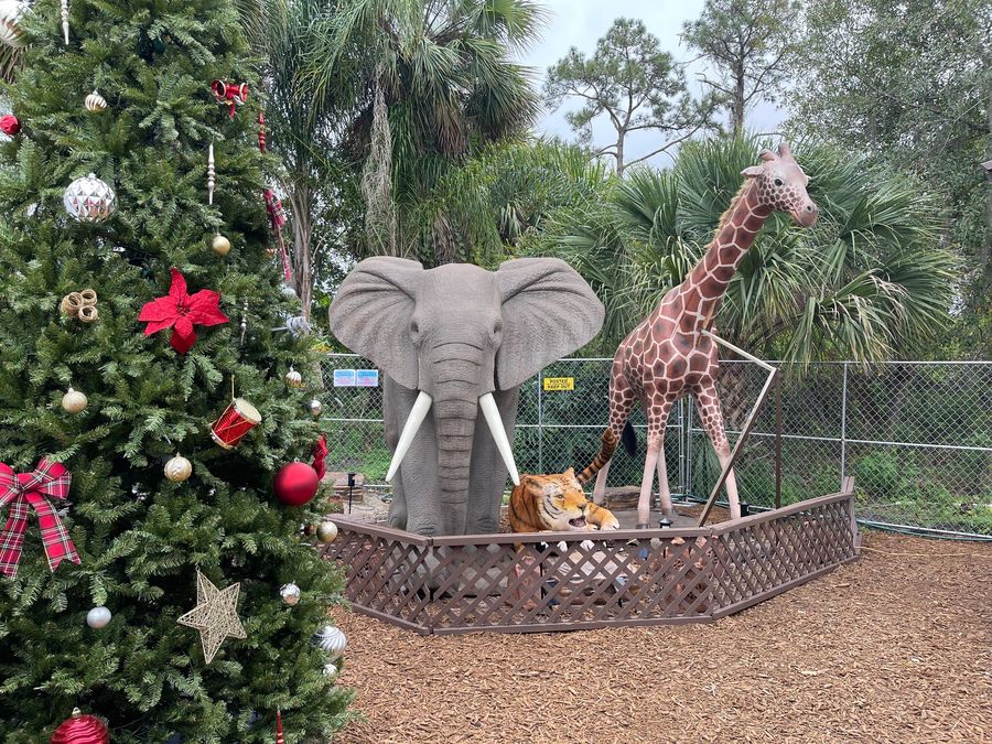 Animatronic elephant, tiger and giraffe, a nod to the old zoo